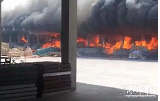 广州白云区一物流仓库发生大火
