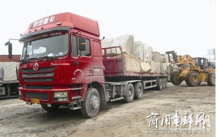 载146吨巨石上路 大卡车超限160%