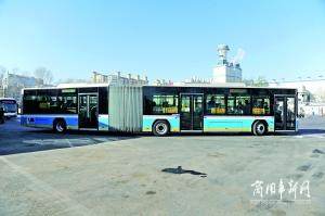 国内首辆18米长纯电动公交车北京上路