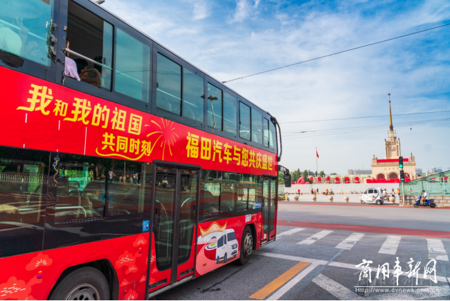 红色巴士刷屏首都街头，福田汽车与盛世同行