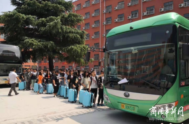 郑州20辆定制公交进校园 学生出行更方便啦！