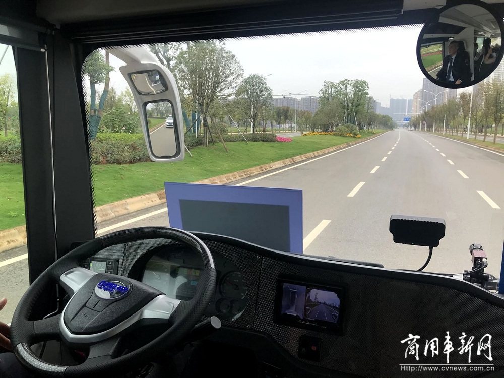 走进武汉智能网联汽车示范区，百名中外媒体为安凯智能驾驶客车打call