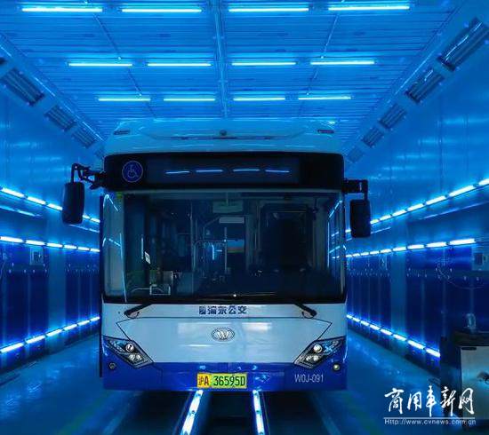 浦东公交新添LED紫外线杀菌消毒 60秒完成车厢消杀