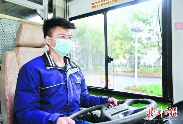 武汉公交司机：日夜摆渡，让暂停的城市有了生机