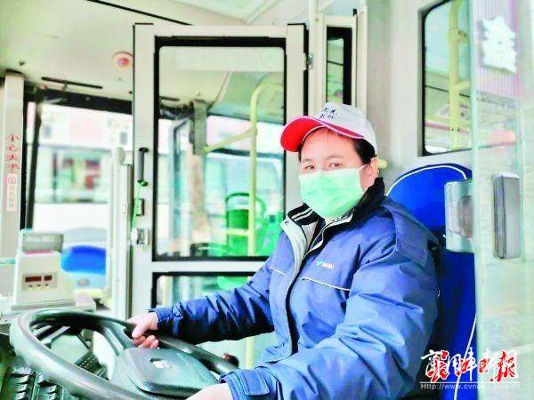 武汉公交司机：日夜摆渡，让暂停的城市有了生机