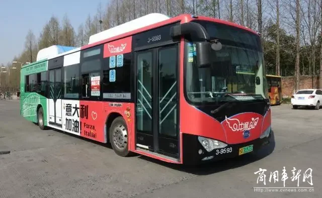 杭州比亚迪公交化身“中意巴士”，为意大利加油！