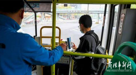 武汉：公交恢复运营首日，有人一上车就红了眼眶