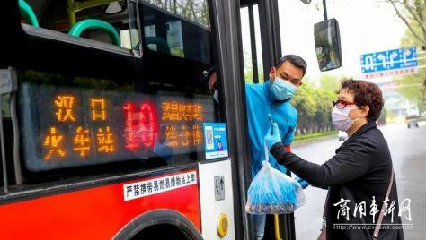 武汉：公交恢复运营首日，有人一上车就红了眼眶