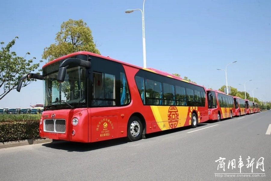 “中国红”映古城！30辆苏州金龙风景纯电巴士扮靓保定！