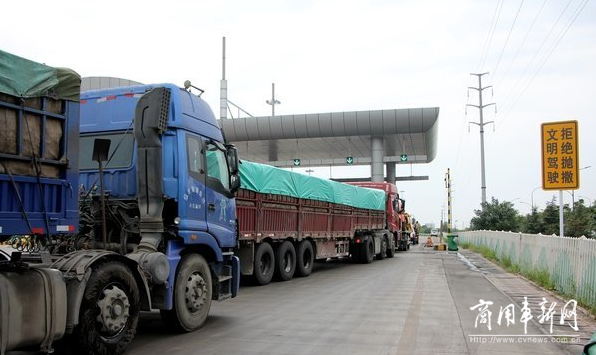 柳州上调货车限重至五十吨 带头超载？