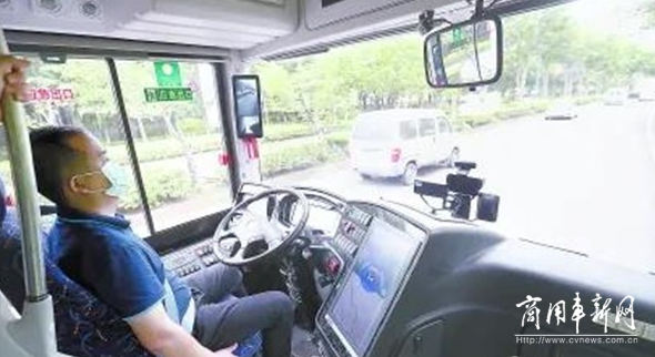 上海：申龙深蓝AI熊猫无人驾驶公交车进行开放道路测试