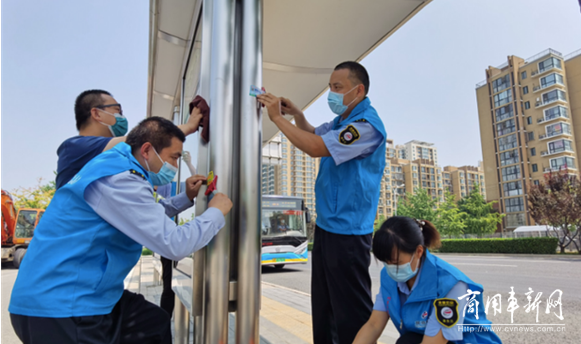 北京公交：清理站台“牛皮癣”，看站牌不碍眼了