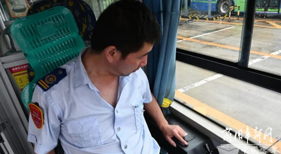 看，这个红色按钮能救命!连云港916辆公交车加装“一键报警”装置