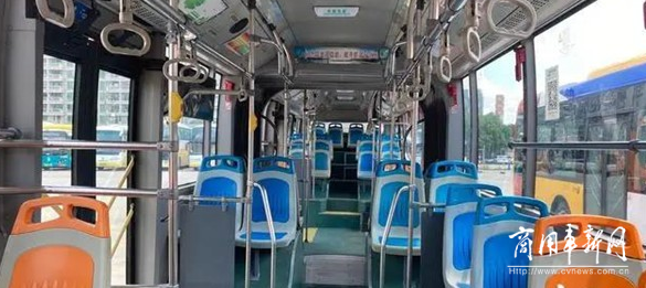 新版“巨无霸”公交车上线广州BRT