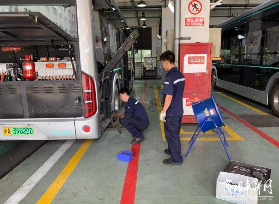 上海久事公交集团23人连夜检测999辆新能源公交车
