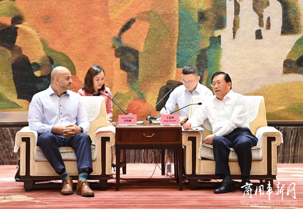 武汉市委书记王忠林与康明斯副总裁石内森座谈