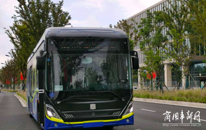 中车电动“无人驾驶公交”在临港新片区滴水湖畔启动路测 预计明年初运营