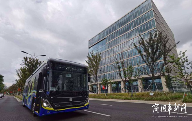 中车电动“无人驾驶公交”在临港新片区滴水湖畔启动路测 预计明年初运营