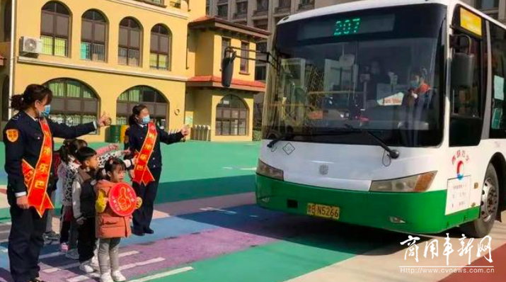 青岛公交车开进幼儿园，“小不点”学习安全乘车