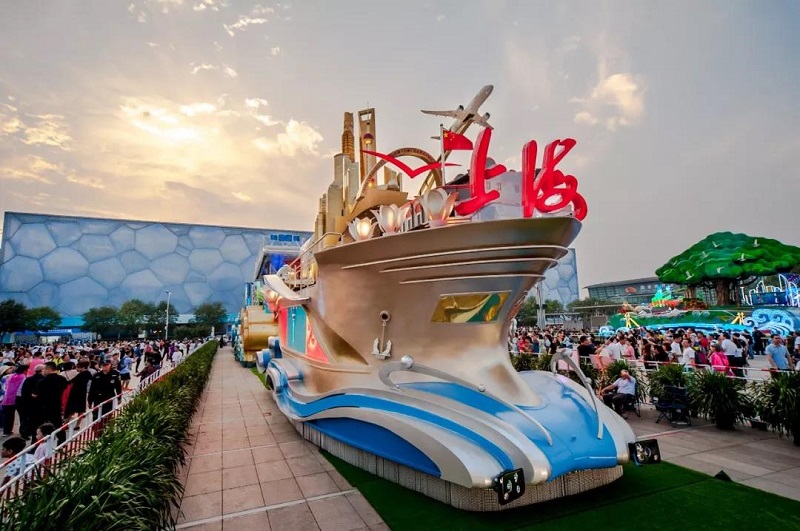 上汽红岩品质护航“奋进上海”彩车通过天安门广场