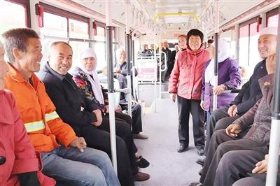 付冬燕为150名孩子上学奔走，吴庄村村民家门口通了公交车