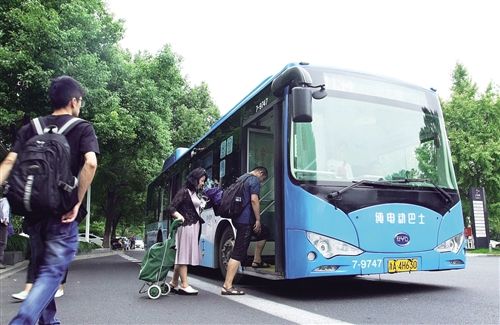 青岛：公交运行，便民服务无止境