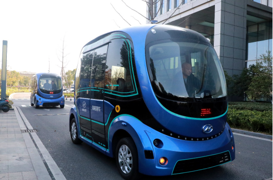 苏州金龙国内首家实现无人驾驶巴士编队行驶