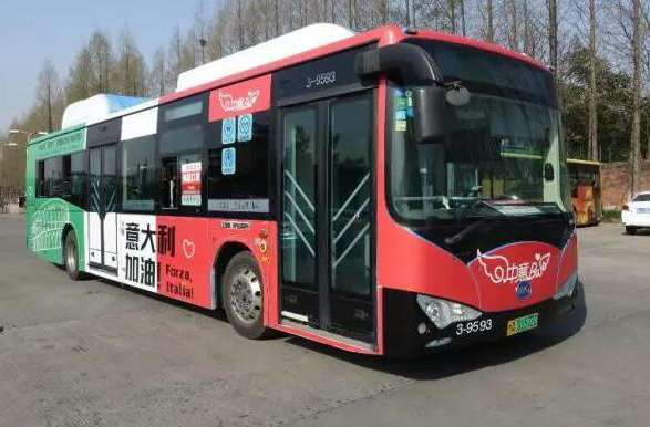 杭州比亚迪公交化身“中意巴士”，为意大利加油！