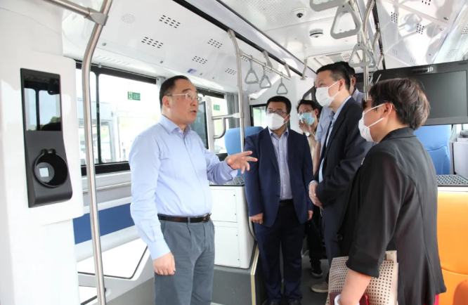 上海市交通委杨小溪副主任一行领导到申龙客车实地调研
