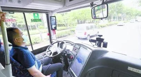 上海：申龙深蓝AI熊猫无人驾驶公交车进行开放道路测试