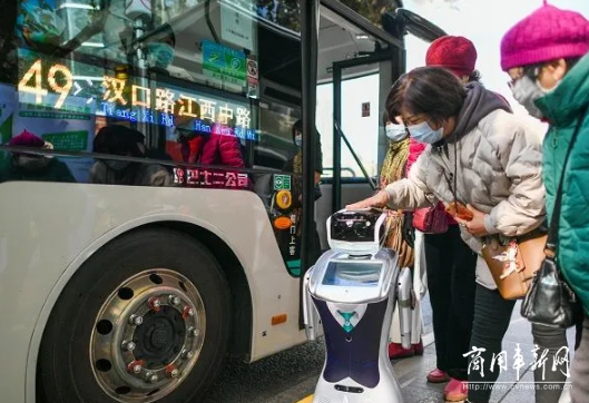 上海公交第一台机器人亮相 49路智能导乘员为你指路