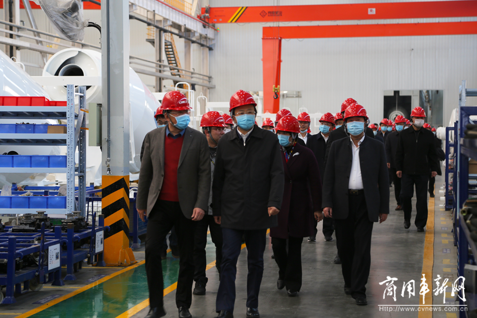扬州市四套班子领导观摩中集通华数字化罐车工厂