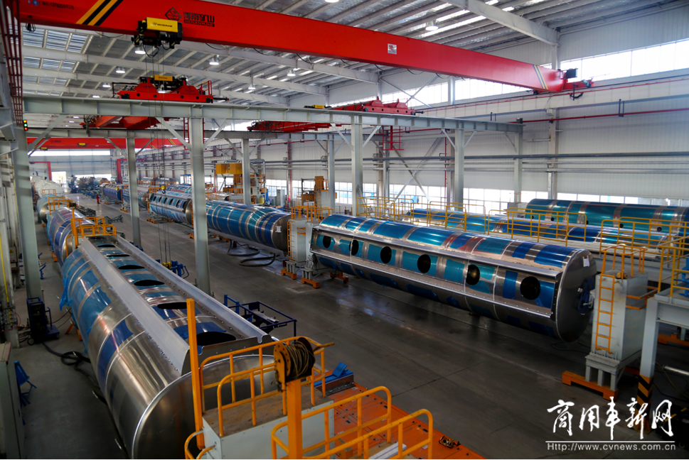 扬州市四套班子领导观摩中集通华数字化罐车工厂