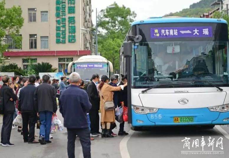 浏阳开启城乡公交一体化 村民家门口就能坐公交车