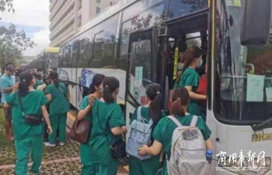 广州：8辆公交车进入封控区域24小时护送白衣天使