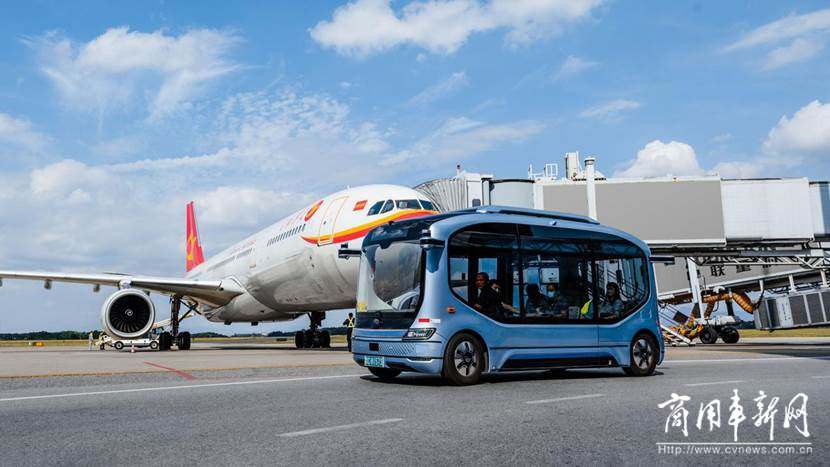 开启国内首例机坪内载人测试，宇通无人驾驶巴士进驻长沙黄花国际机场
