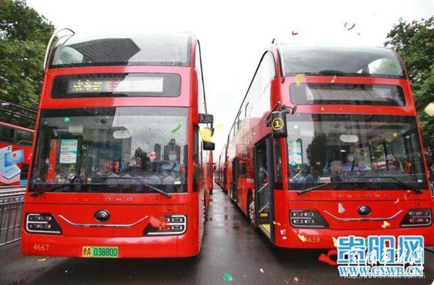 贵阳：“红色主题”纯电动双层公交车正式上线运行
