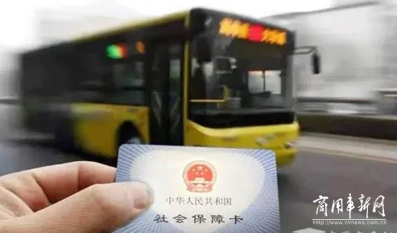 上海坐公交可以刷社保卡了！年底地面公交和轮渡实现全覆盖