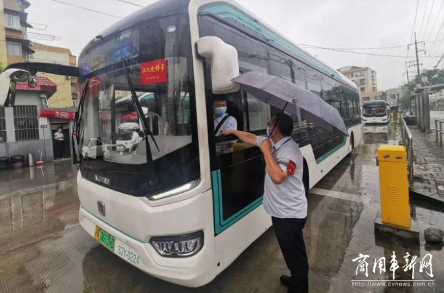 上海：进入防台风准备 积水超300毫米公交视情停驶绕道