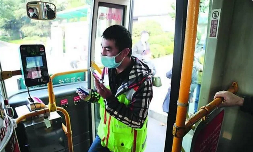 智能加持方便特需乘客出行，青岛五千多辆公交车装上导盲系统