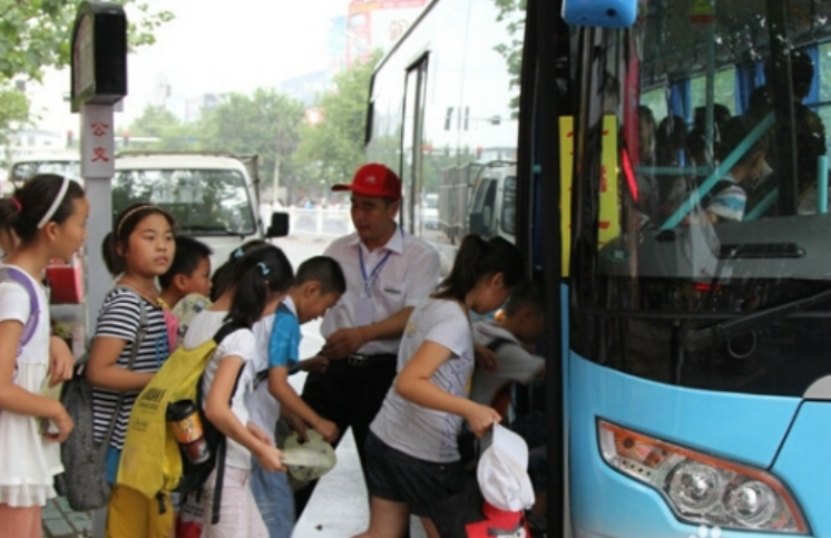 石家庄：小学生可免费乘公交上下学