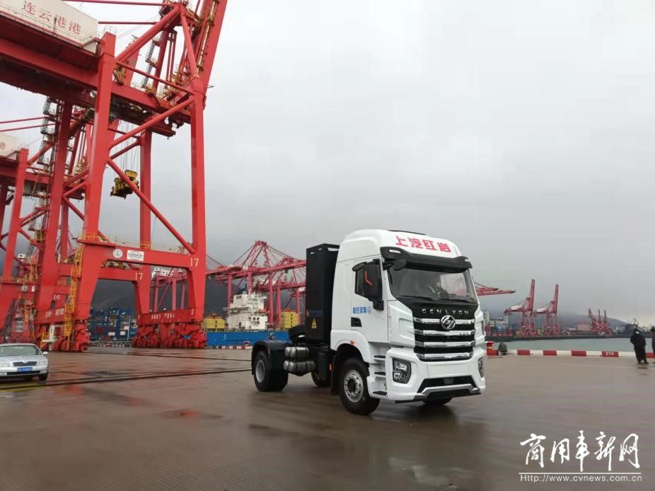 助力绿色港口建设  新年首批上汽红岩充换一体纯电动重卡在连云港交付