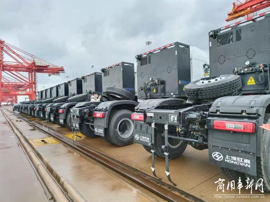 助力绿色港口建设  新年首批上汽红岩充换一体纯电动重卡在连云港交付