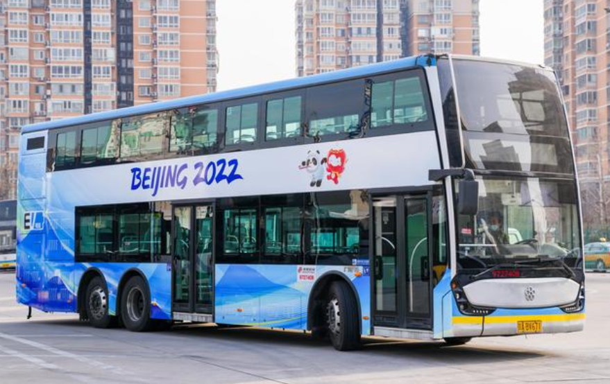 全新亮相 北京市300余部双层公交穿冬奥“新衣”