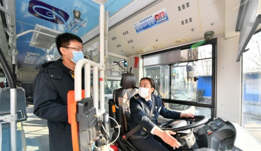 全国人大代表王艳：把“公交车厢”变为“民声信箱”