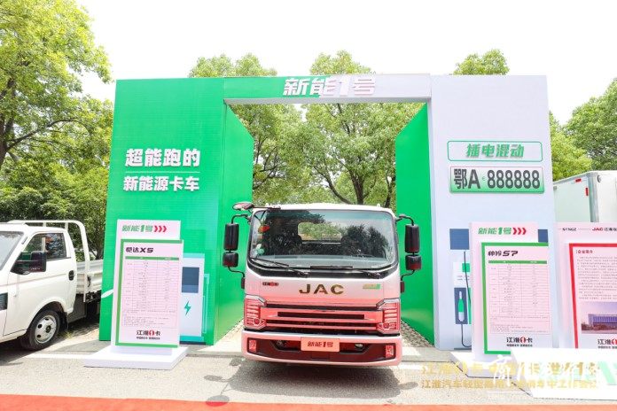 江淮1卡混动纯电齐头并进 商用车绿色低碳转型升级