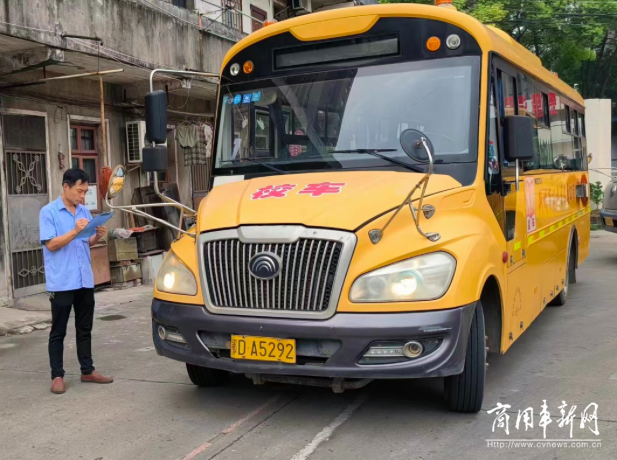 荆州公交校车全面“体检”，守护学生安全出行！