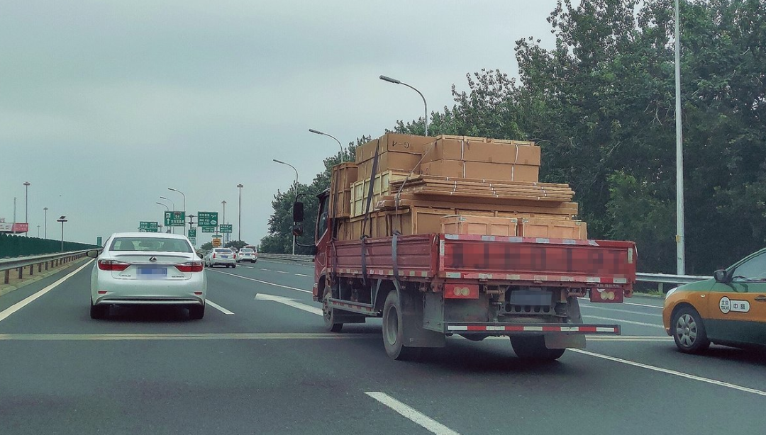 深圳：全市高速公路，中型以上货车一律右侧通行