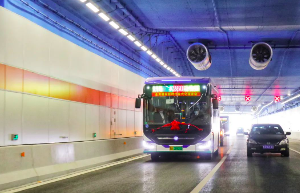 “万里黄河第一隧”首条公交线路通车一周年，运送乘客60余万人次