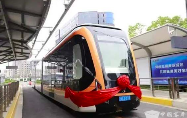 国内首条氢能源中运量公交线 在上海临港新片区进入试运营